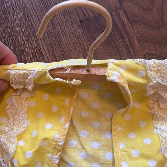 Kitschy Vtg yellow with white polka dots cloth clothes pin holder - Picture 6 of 7